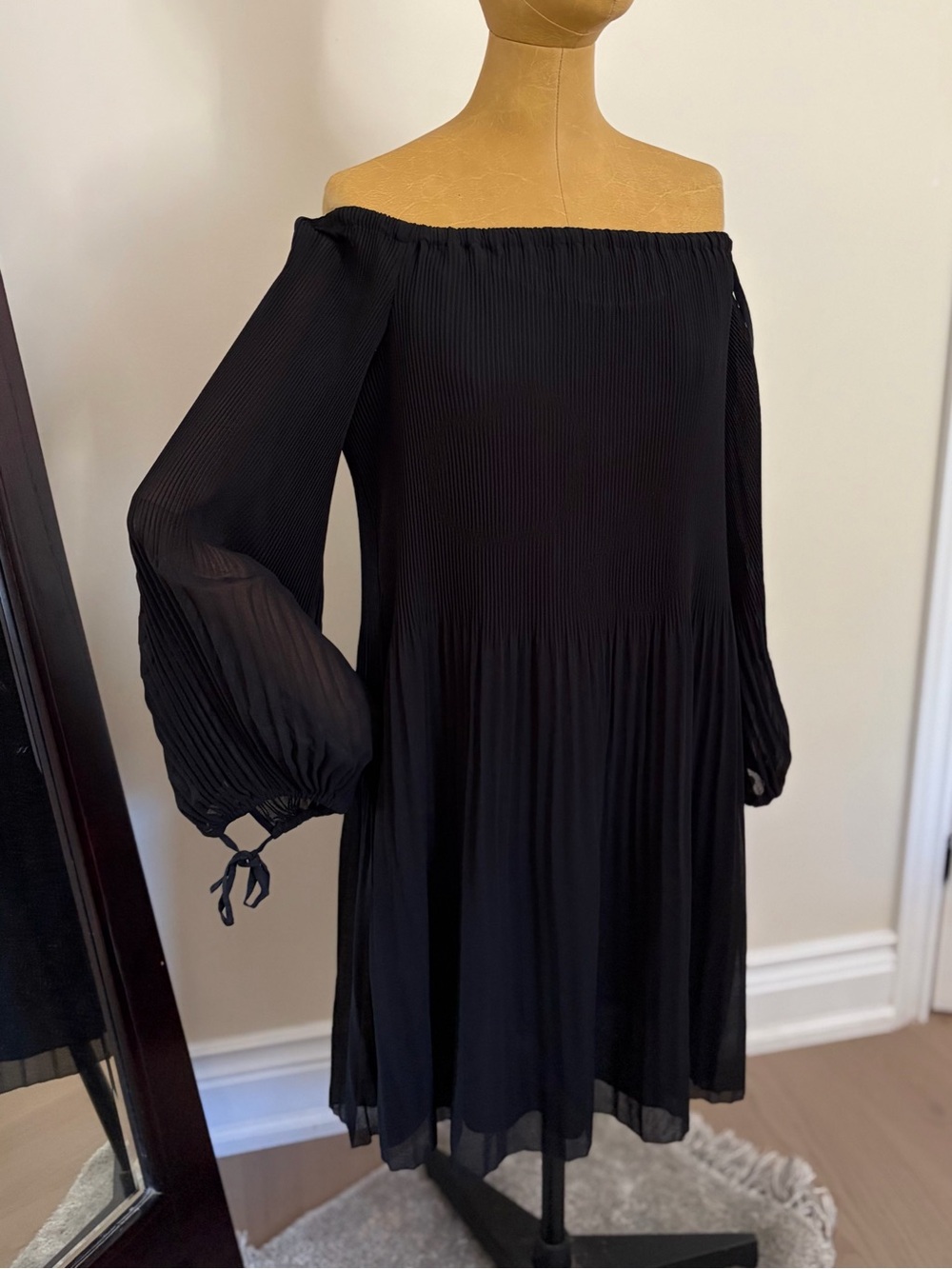 ARITZIA WILFRED Raison Black Off-Shoulder Pleated Mini Dress (L)